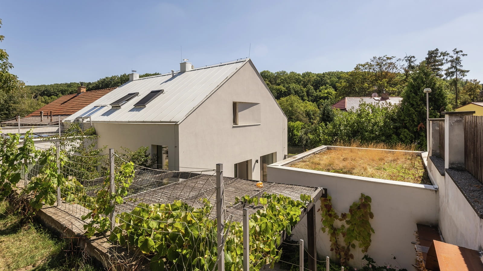 Projektowanie domów ze światłem dziennym: Jak technologie VELUX odmieniają projekty Ecodomy
